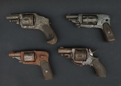 null Lot de quatre revolvers, comprenant :

- un bulldog (complet, à restaurer),

-...