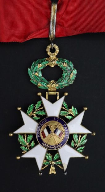 null 
Commandeur Ordre de la Légion d'honneur IVème République dans son écrin.




Croix...