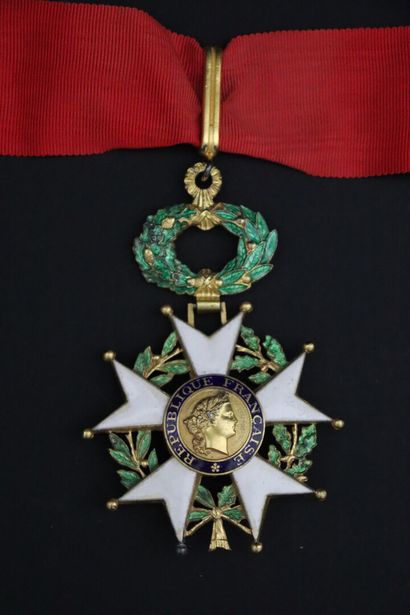 null 
Commandeur Ordre de la Légion d'honneur IVème République dans son écrin.




Croix...