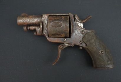 null Lot de quatre revolvers, comprenant :

- un bulldog (complet, à restaurer),

-...