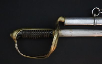 null Un sabre d'infanterie, 1882.

Lame en acier de 85 cm, deux tranchants avec gouttières.

Talon...