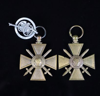 null Ensemble de 4 médailles et médaillettes :

 Deux Croix de guerre sans ruban :...