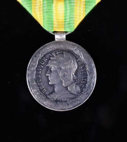 null Médaille Tonkin Chine Annam, 1883 -1885.

Module de 30 mm en argent signé Dupuis

Six...
