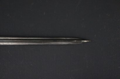 null Baïonnette modèle 1886 raccourcie.

Lame cruciforme de 27 cm (poinçons).

Poignée...