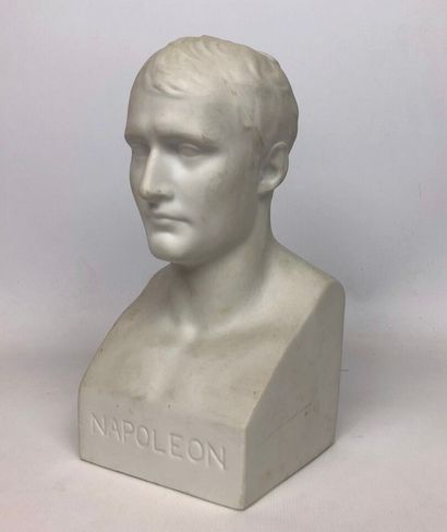 null Antonio CANOVA (1757-1822), d'après. 

Buste de l'empereur Napoléon Ier.

Biscuit,...