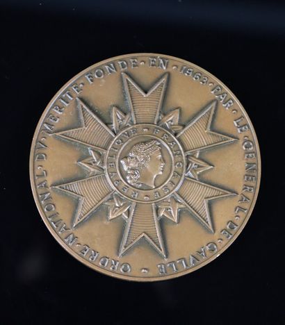 null Ordre national du Mérite, médaille de table.

Module de 73 mm

Poids 187 grammes

Sur...