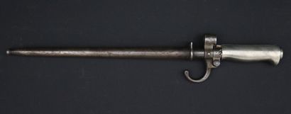 null Baïonnette modèle 1886 raccourcie.

Lame cruciforme de 27 cm (poinçons).

Poignée...