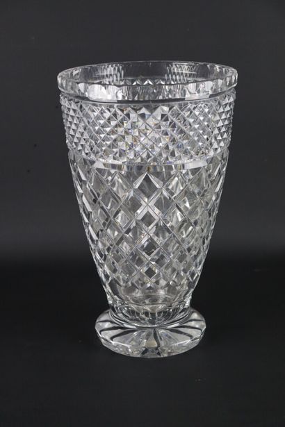 null SAINT LOUIS, dans le goût de.

Vase conique en cristal taillé à décor de croisillons...
