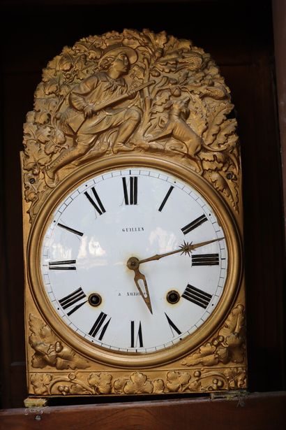 null Horloge comtoise en bois naturel et bronze doré à décor architecturé de colonnes...
