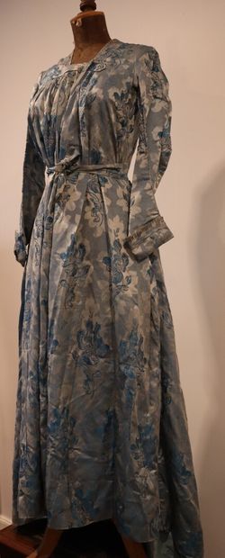 null Robe de jour en taffetas et soie bleu à décor d'iris. 

XIXème siècle. 

Tâches...