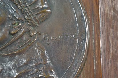 null Eugène MARIOTON (1854-1933).

Couple.

Paire de plaques en cuivre à patine bronze,...