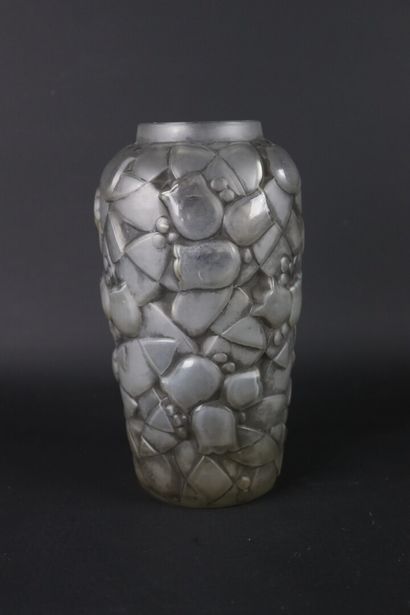 null André HUNEBELLE (1896-1958).

Vase en verre moulé et pressé à décor de muguet...