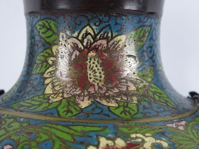 null JAPON.

Paire de vases en bronze à décor d'émaux champlevés.

Fin du XIXème...