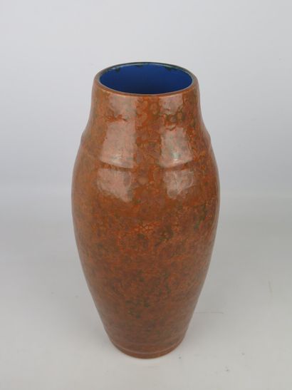 null REVERNAY (1896 - 1930) Manufacture de Digoin.

Vase en grès à émail marron,...
