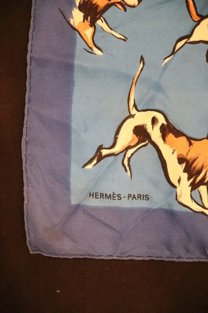 null Réunion de trois foulards comprenant : 

- un HERMES Paris, décor de chasse...