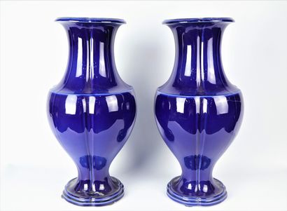 null SEVRES.

Paire de vases en porcelaine à décor émaillé bleu profond.

Cachet-date...