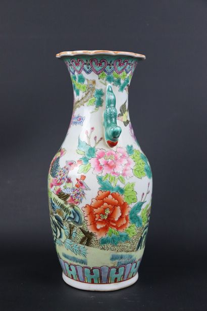 null Chine, XXème siècle.

Vase de la famille rose à décor de deux paons, les prises...