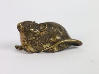 null Sujet en bronze représentant une souris, dans le goût des bronzes de Vienne.

Marqué...