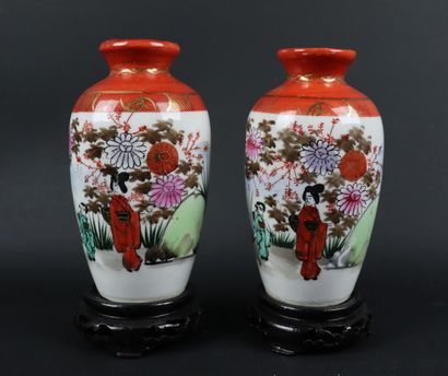 null JAPON, XXème sièce.

Paire de vases à décor de geishas dans une végétation....