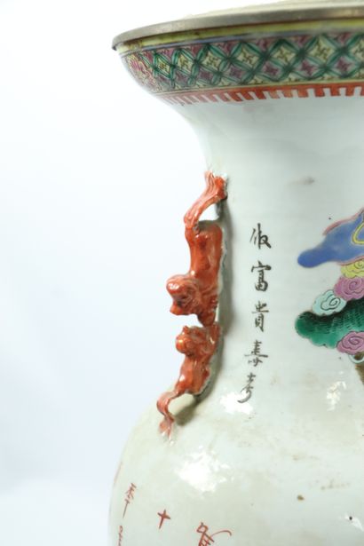 null CHINE.

Vase en porcelaine à décor polychrome de brûle-parfum.

Fin du XIXème...