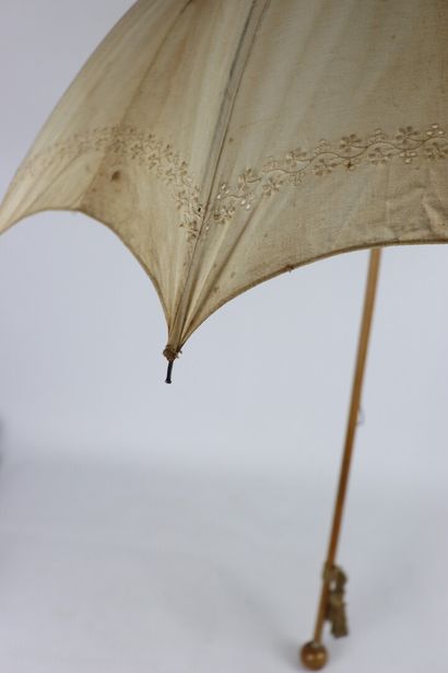 null Réunion de quatre ombrelles comprenant :

- une ombrelle en papier à décor polychrome...