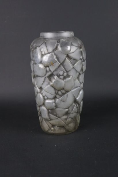 null André HUNEBELLE (1896-1958).

Vase en verre moulé et pressé à décor de muguet...