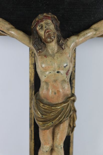 null Christ en croix.

Sculpture en fonte polychrome, montée sur une croix en bois...
