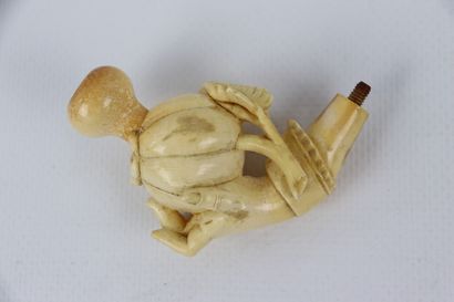 null Fume-cigare en écume de mer à décor d'une main tenant une fleur de pavot. 

Fin...