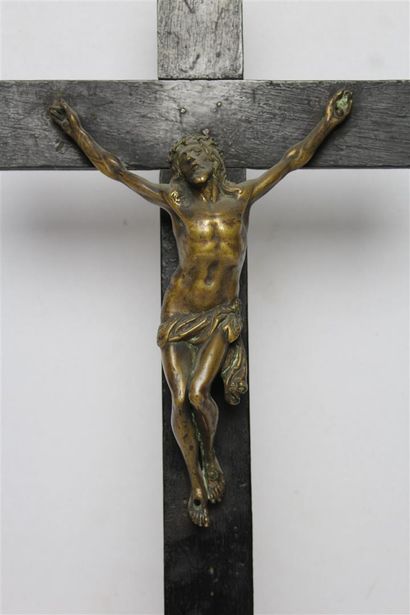 null Christ ancien en croix en bronze à patine brune, la croix en bois noirci.

Le...