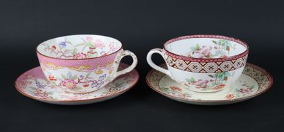 null MINTON, XIXème siècle.

Deux tasses à chocolat et leur sous-tasses en porcelaine...