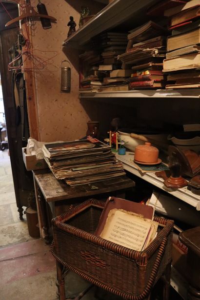 null ENTIER CONTENU D'UN FONDS DE BROCANTE EN UN LOT dont : deux vitrines remplies...