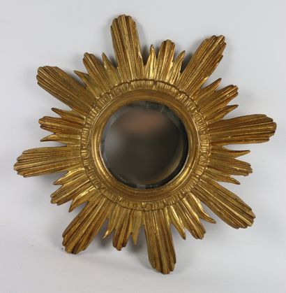 null Miroir soleil en bois doré, le miroir central circulaire.

XXème siècle.

D_45...