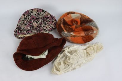 null Réunion de vingt chapeaux et coiffes dans divers tissus et matériaux dont plumes,...