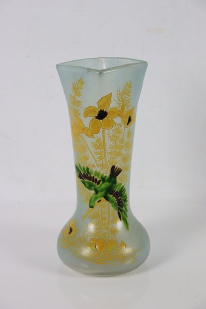 null LEGRAS.

Vase en verre émaillé à décor d'un oiseau branché.

Vers 1900.

H_26,5...