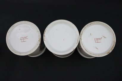 null Réunion de trois pots à pharmacie en porcelaine comprenant :

- une paire à...