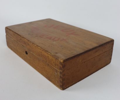 null Boîte à jeux en bois contenant un jeu de bingo avec des plaches ornées de décor...