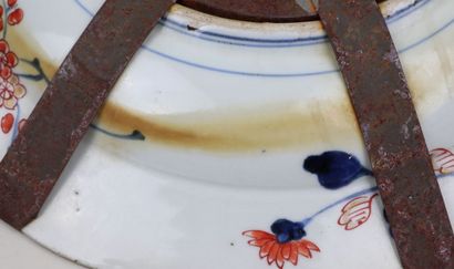 null JAPON, XVIIIème siècle.

Plat en porcelaine Imari.

La bordure lobée, à décor...