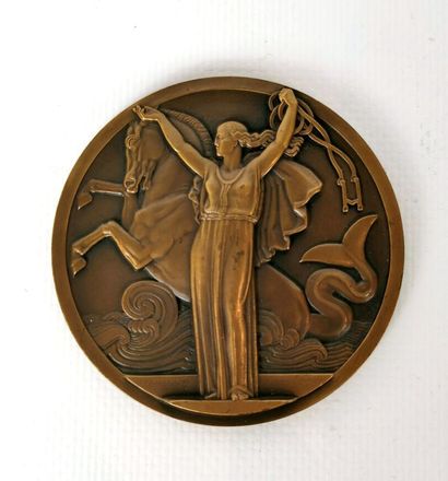 null Réunion de deux médailles d'époque Art Déco, comprenant : 

- P. TURIN

Exposition...
