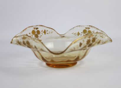 null Coupe en cristal à bords repliés, à décor émaillé or de fleurs.

Vers 1900.

H_8,6...