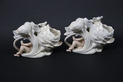 null Paire de vases formant bouquetières en porcelaine polychrome à décor d'un putto...