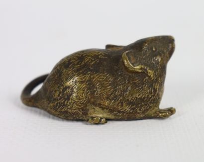 null Sujet en bronze représentant une souris, dans le goût des bronzes de Vienne.

Marqué...