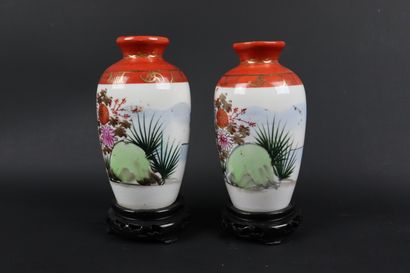 null JAPON, XXème sièce.

Paire de vases à décor de geishas dans une végétation....