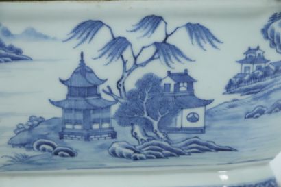 null CHINE.

Terrine en porcelaine à décor en camaïeu bleu à décor de pagodes, les...