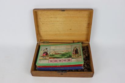 null Boîte à jeux en bois contenant un jeu de bingo avec des plaches ornées de décor...