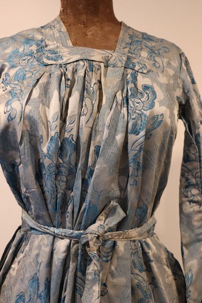 null Robe de jour en taffetas et soie bleu à décor d'iris. 

XIXème siècle. 

Tâches...