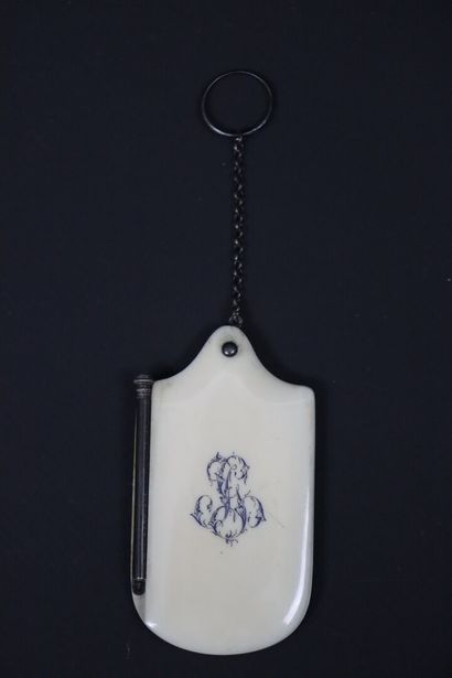 null Carnet de bal en ivoire à décor d'un monogramme gravé sur un médaillon ajouré...