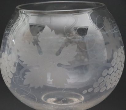null Rince raisins en cristal gravé à décor de pampres de vigne.

H_26 cm D_16 c...
