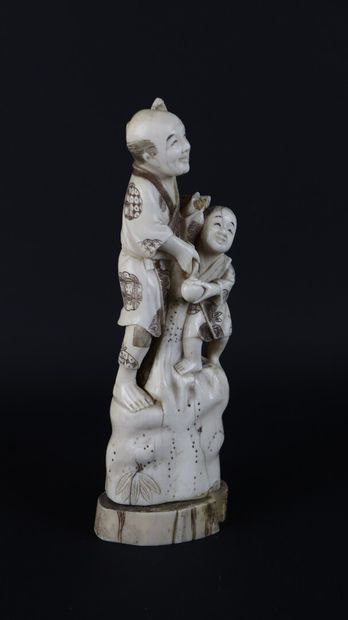 null JAPON. 

Okimono en ivoire figurant un homme et un enfant. 

H_21 cm 

Accidents...