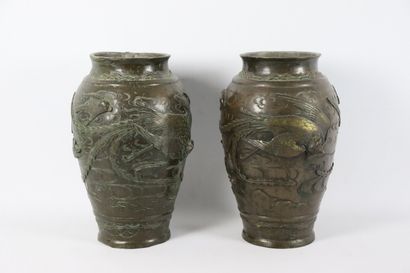 null JAPON, époque Meiji. 

Paire de vases en bronze à patine brune à décor de phénix

marque...
