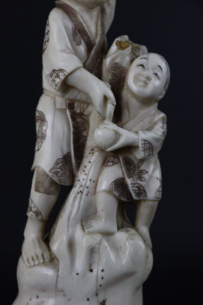 null JAPON. 

Okimono en ivoire figurant un homme et un enfant. 

H_21 cm 

Accidents...
